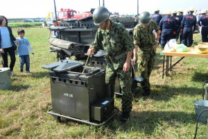 065-05調理中の自衛隊さん